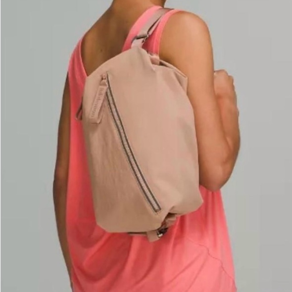 New with tags Lululemon Fast track bag! Discounted shipping!!